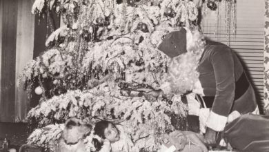 Pige ser overrasket på julemanden fra juletræ